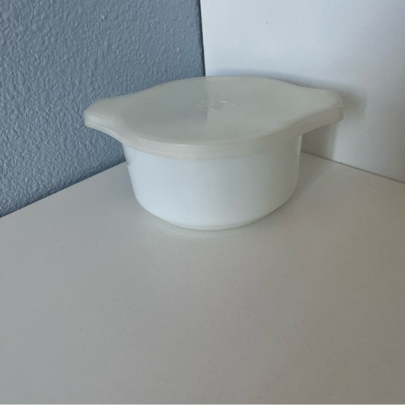 Vintage Dynaware Pyro-Rey Blue Cornflower Milk Glass Mini Casserole Dish w/ Lid - Picture 2 of 5